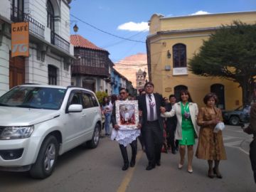 Cumplida la entrega, los devotos desatan su alegría y se dirigen a la casa de los pasantes.