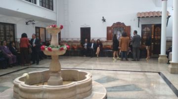 Los pasantes esperan a los devotos.