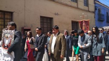La procesión del Corpus Chico ya recorre las calles del centro histórico de Potosí