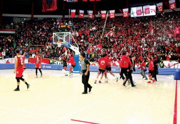 El abrazo entre los jugadores tras la victoria.