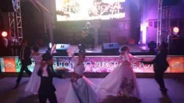 Danzas acompañan al músico.