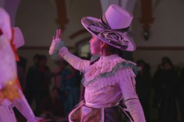 Las danzas le dan colorido a la noche.