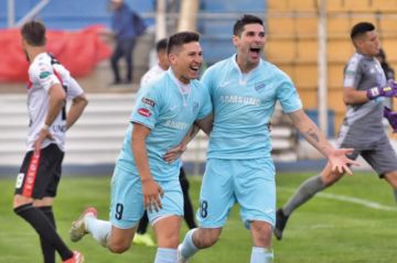 Vladimir Castellón y Jorge Pereyra festejan uno de los goles.