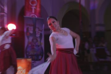 Las danzas le dan colorido a la noche.