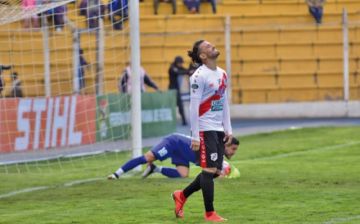 Enzo Maidana se lamenta tras fallar uno de los ataques de los locales. 