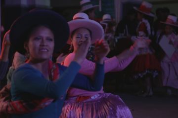 Las danzas le dan colorido a la noche.