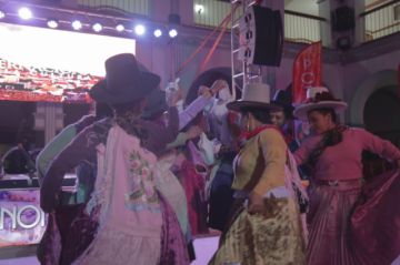 Las danzas le dan colorido a la noche.