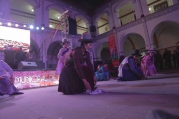 Las danzas le dan colorido a la noche.