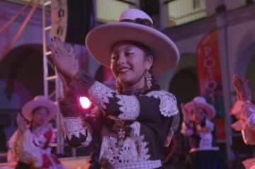 Las danzas le dan colorido a la noche.