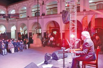Willy Claure anoche, con el marco del patio del Colegio Nacional de Pichincha.