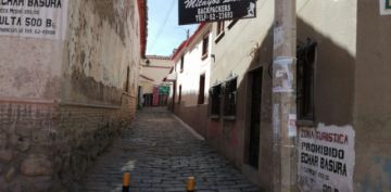 Se encuentra en la calle de las siete vueltas.