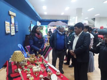 El gobernador visita los stands.