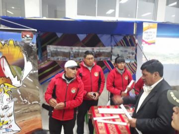 El gobernador visita los stands.
