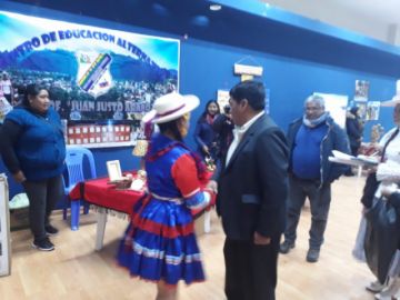 El gobernador visita los stands.