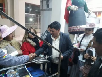 El gobernador visita los stands.