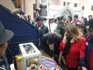 El gobernador visita los stands.