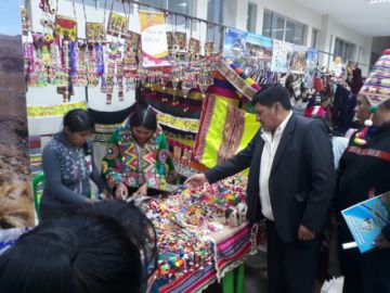 El gobernador visita los stands.