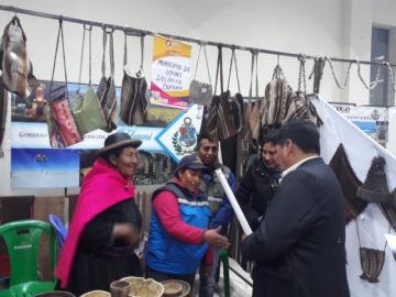 El gobernador visita los stands.