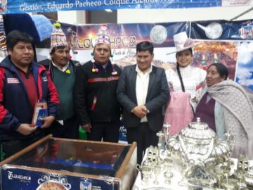 El gobernador visita los stands.