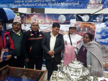 El gobernador visita los stands.