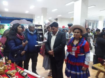 El gobernador visita los stands.