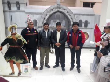 El gobernador visita los stands.