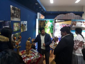 El gobernador visita los stands.