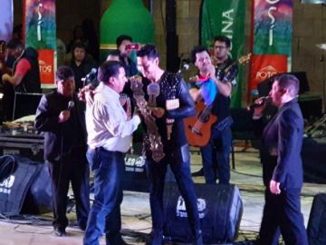 El alcalde entregó la estatuilla del FIC.