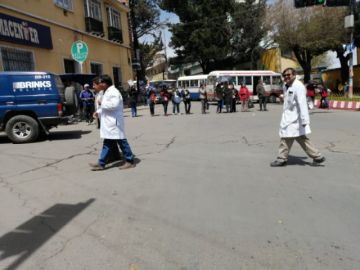 El tráfico vehicular fue interrumpido este mediodía.
