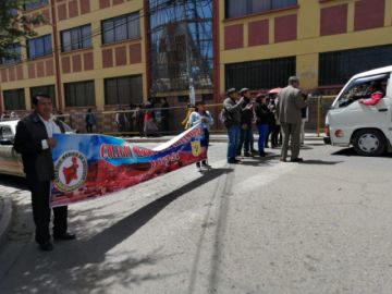El tráfico vehicular fue interrumpido este mediodía.