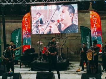 Los Ch'ilas en el escenario.