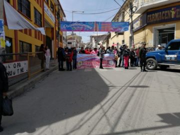 El tráfico vehicular fue interrumpido este mediodía.