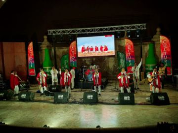 Awatiñas en el escenario.