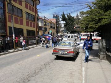 El tráfico vehicular fue interrumpido este mediodía.