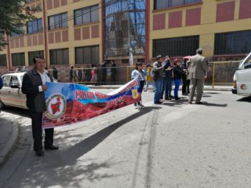 El tráfico vehicular fue interrumpido este mediodía.
