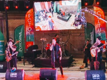 Los Ch'ilas en el escenario.