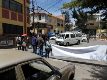 El tráfico vehicular fue interrumpido este mediodía.