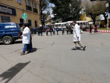 El tráfico vehicular fue interrumpido este mediodía.