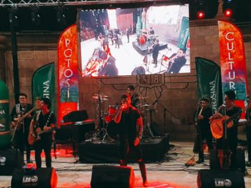 Los Ch'ilas en el escenario.