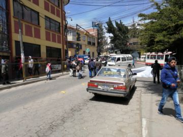 El tráfico vehicular fue interrumpido este mediodía.