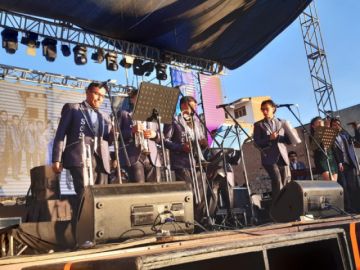 Tropical S.O.S. en el escenario.