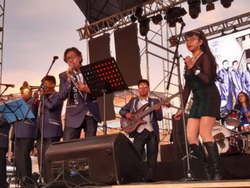 Tropical S.O.S. en el escenario.