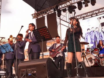 Tropical S.O.S. en el escenario.