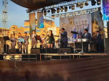 Tropical S.O.S. en el escenario.