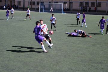 Esteban Chul Woo, de Real, controla el balón.
