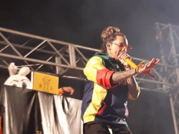 Bonny Lovy está en escena en el campo ferial