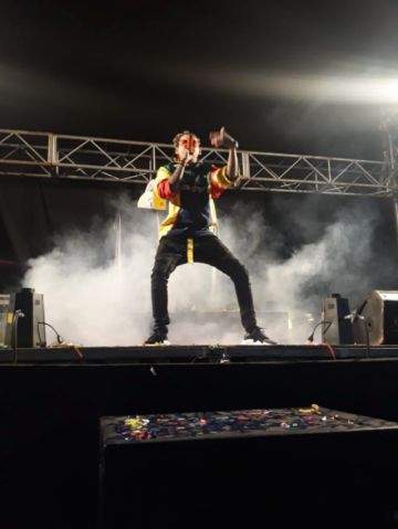 Bonny Lovy está en escena en el campo ferial