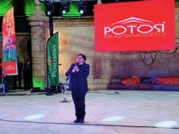 Raúl Mamani en el escenario del Teatro Víctor Paz.