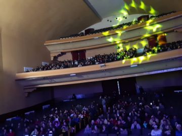 La gente llenó el teatro.