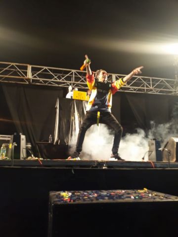 Bonny Lovy está en escena en el campo ferial
